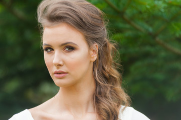 Naklejka premium Portrait of beautiful bride with beautiful hairstyle and makeup