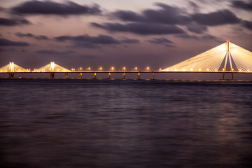 Fototapeta na wymiar A bridge passing over the sea in a city