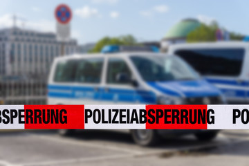 Polizeiabsperrung einer Straße durch die Polizei in der Stadt