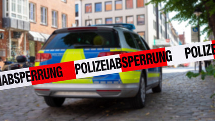 Polizeiwagen mit Polizeiabsperrung in der Stadt
