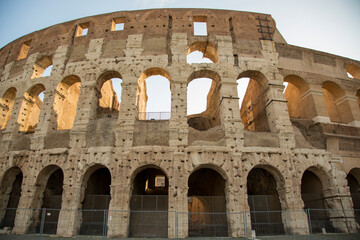 Obraz premium Fragment of the wall of the Colosseum - amphitheater, architectural monument of Ancient Rome.