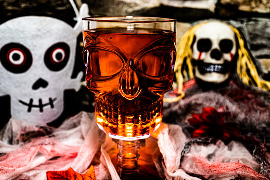 Halloween Party mit Cocktail Kürbis, Skelett und Schädel