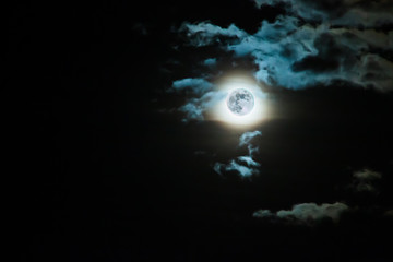Fondo para Halloween. Cielo nocturno con la luna llena entre nubes.