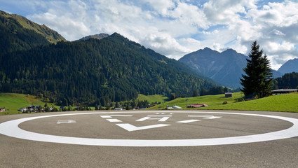 landschaft im kleinwalsertal mit hubschrauberlandeplatz