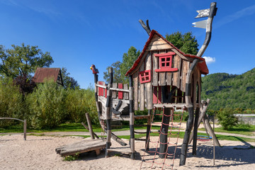 Abenteuerspielplatz mit Piraten Spielhaus aus Holz in einem öffentlichen Park
