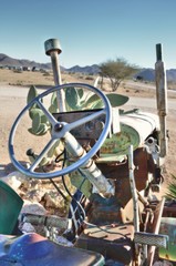 Alter traktor in der wüste von namibia © Camilla