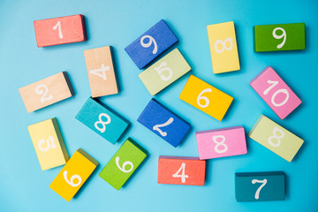 Naklejka premium colored cubes with numbers on a blue background