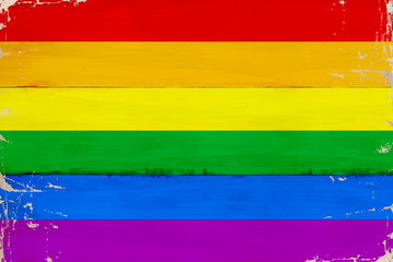 Flaga LGBT malowana na starej desce. - obrazy, fototapety, plakaty