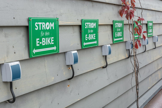 Steckdosen für E-Bikes als Symbol für den Ausbau des Netzes von Ladestationen
