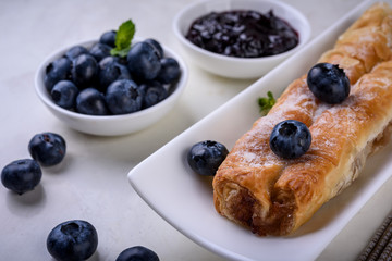 Naklejka premium Breakfast with baking and berries on light background