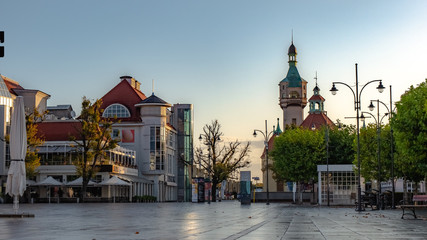 Schöne Architektur von Sopot mit Leuchtturm und Monte-Cassino-Straße am Morgen, Polen. Oktober.