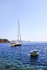 Łódź zacumowana przy brzegu greckiej wyspy Thirassia