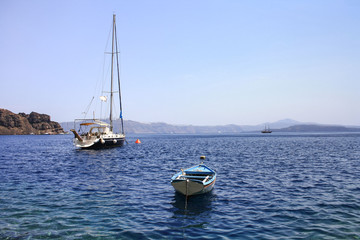 Łodzie zacumowane wzdłuż wybrzeża greckiej wyspy Thirassia - obrazy, fototapety, plakaty