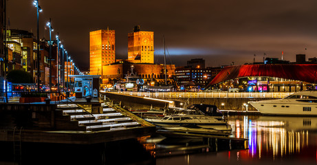 Widok nocny na Oslo z Aker Brygge - obrazy, fototapety, plakaty