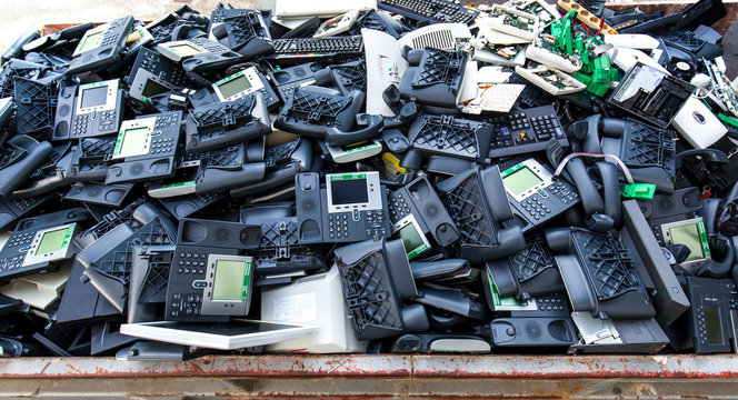 Alte Telephone, Computer und Elektronik M&uuml;ll. Old telephones and computer elektronic waste.