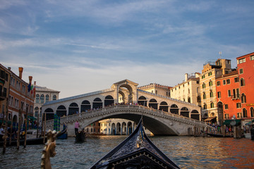 Fototapeta na wymiar The Rialto Bridge from a gondola on the Grand Canal