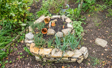 Kräuterspirale aus Kalksteinen