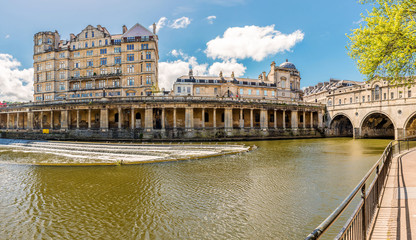 Naklejka premium The Pulteney Bridge in Palladian style crosses the River Avon in Bath