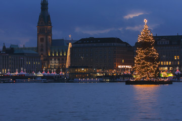 Obraz premium View over Hamburg's Binnenalster with Jungfernstieg and town hall at Christmas lights, Hamburg, Germany