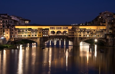 Obraz premium Słynny Ponte Vecchio w nocy
