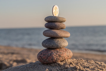 2 EUR coin and pebble