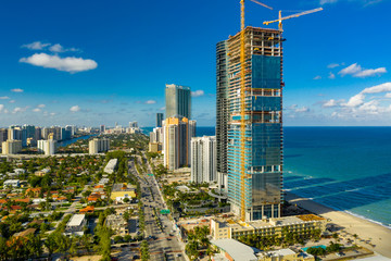 Fototapeta premium Zdjęcie lotnicze prawie kompletnych rezydencji Turnberry Ocean Club Residences i Porsche Design Towers Sunny Isles Beach FL Miami Dade