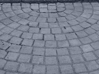 Pav&eacute;s de rue pos&eacute;s en demi cercle .