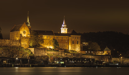 Fototapeta na wymiar Widok nocny na Oslo z Aker Brygge