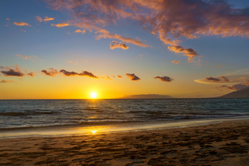 Fototapeta na wymiar Beach sunset at Kihei, Maui, Hawaii