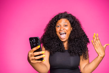 a beautiful Nigerian lady got shocked by what she saw on her phone