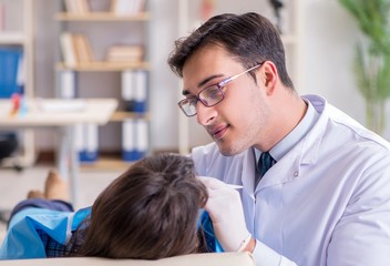 Obraz premium Patient visiting dentist for regular check-up and filling