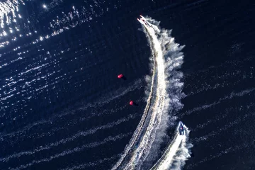 Keuken spatwand met foto Powerboat racing from above isolated on dark water background. © valdisskudre