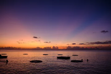 Papier Peint photo Plage de Seven Mile, Grand Cayman A perfect end of day sunset on the west side of the Cayman Islands on Seven mile beach British West Indies