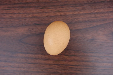 テーブルの上の卵