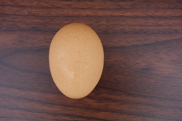 テーブルの上の卵