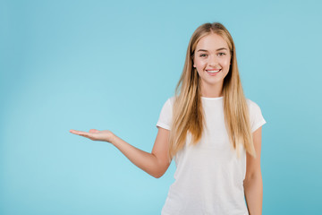 Fototapeta premium woman with copyspace on hand isolated over blue