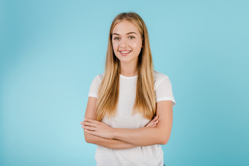 Obraz premium smiling friendly blonde girl isolated over blue
