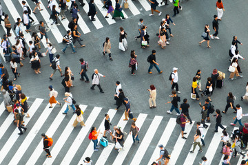 渋谷交差点を歩く人々