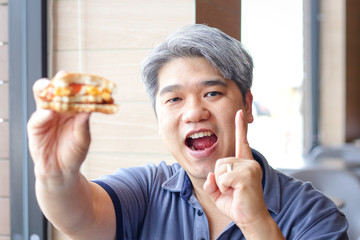 Asian men like to eat hamburgers Make fat, poor health
