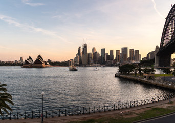 Naklejka premium Evening over the famous Sydney harbor and the business district in Australia largest city