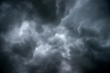 Poster Im Rahmen Dunkler Himmel und dramatische schwarze Wolken vor Regen. Ein tropischer Wirbelsturm ist ein schnell rotierendes Sturmsystem, das durch ein Tiefdruckzentrum, eine geschlossene atmosphärische Zirkulation auf niedriger Ebene und starke Winde gekennzeichnet  © noon@photo