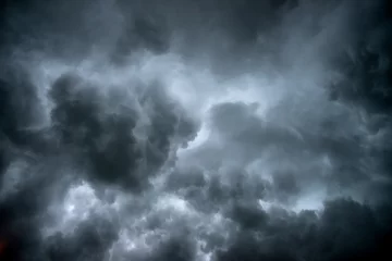 Stof per meter Donkere lucht en dramatische zwarte wolk voor regen. Een tropische cycloon is een snel roterend stormsysteem dat wordt gekenmerkt door een lagedrukcentrum, een gesloten atmosferische circulatie op laag niveau, sterke wind. © noon@photo