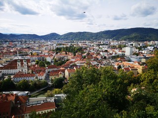 Fototapeta premium Uhrturm und Altstadt von Graz