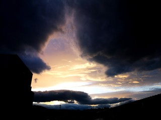 bedrohliche Gewitterwolken bei Sonnenuntergang