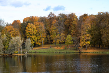 Fototapeta na wymiar beautiful autumn landscape in Gatchina park