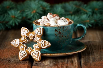 Fototapeten Ceramic mug filled with hot chocolate  and gingerbread cookies © amberto4ka