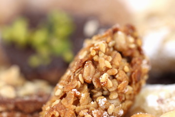 Hintergrund Weihnachtsbäckerei - Nahaufnahme von einem selbst gebackenen Nussplätzchen mit Textfreiraum