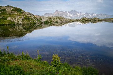 Lac dans les alpes. Montagne avec neige éternelle
