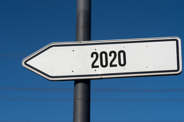 Fototapeta premium Ein Schild und Jahr 2020