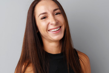 Naklejka premium Beautiful woman brunetter posing over a grey background